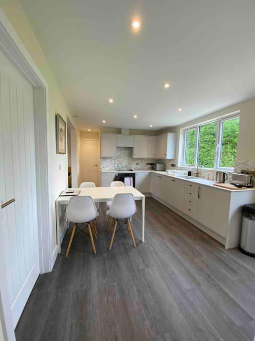 Larks Leaze Lodge, Steeple Ashton, Wiltshire تروبريدج المظهر الخارجي الصورة