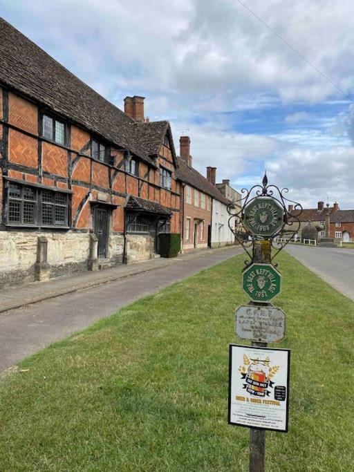 Larks Leaze Lodge, Steeple Ashton, Wiltshire تروبريدج المظهر الخارجي الصورة