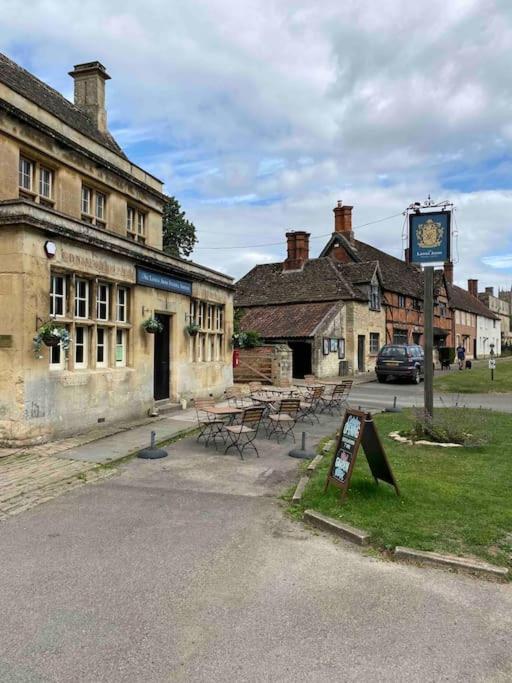 Larks Leaze Lodge, Steeple Ashton, Wiltshire تروبريدج المظهر الخارجي الصورة