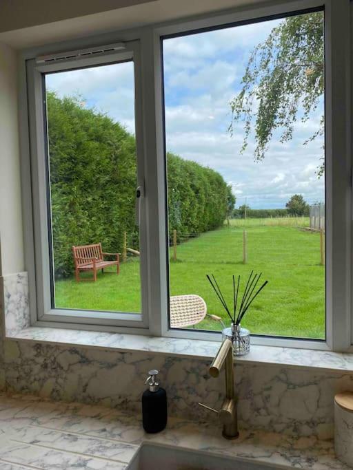 Larks Leaze Lodge, Steeple Ashton, Wiltshire تروبريدج المظهر الخارجي الصورة